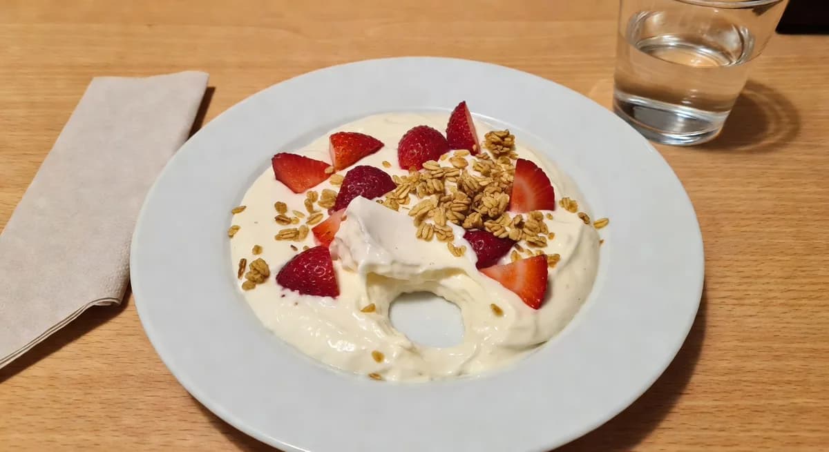 Jordgubbscheesecake-skål med kvarg och granola