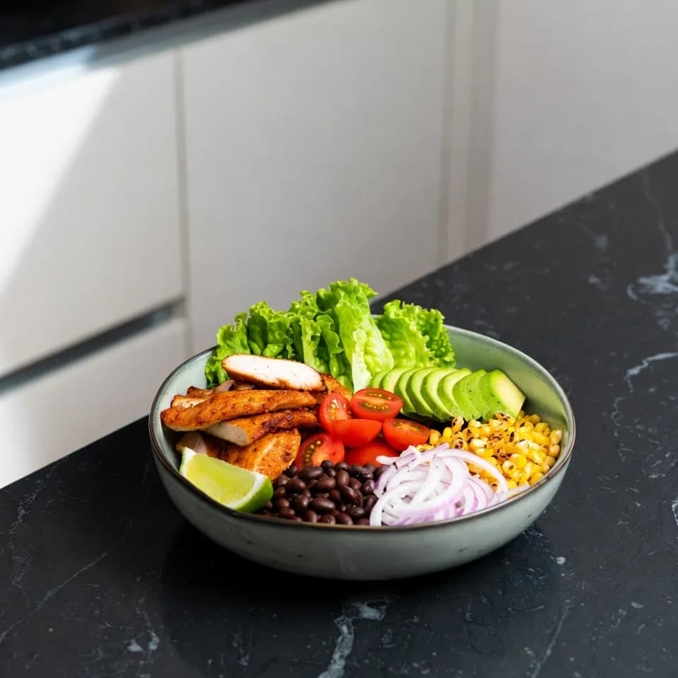 Taco bowl med kyckling, bönor och färska grönsaker