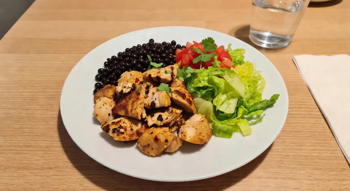 Taco bowl med kyckling, bönor och färska grönsaker