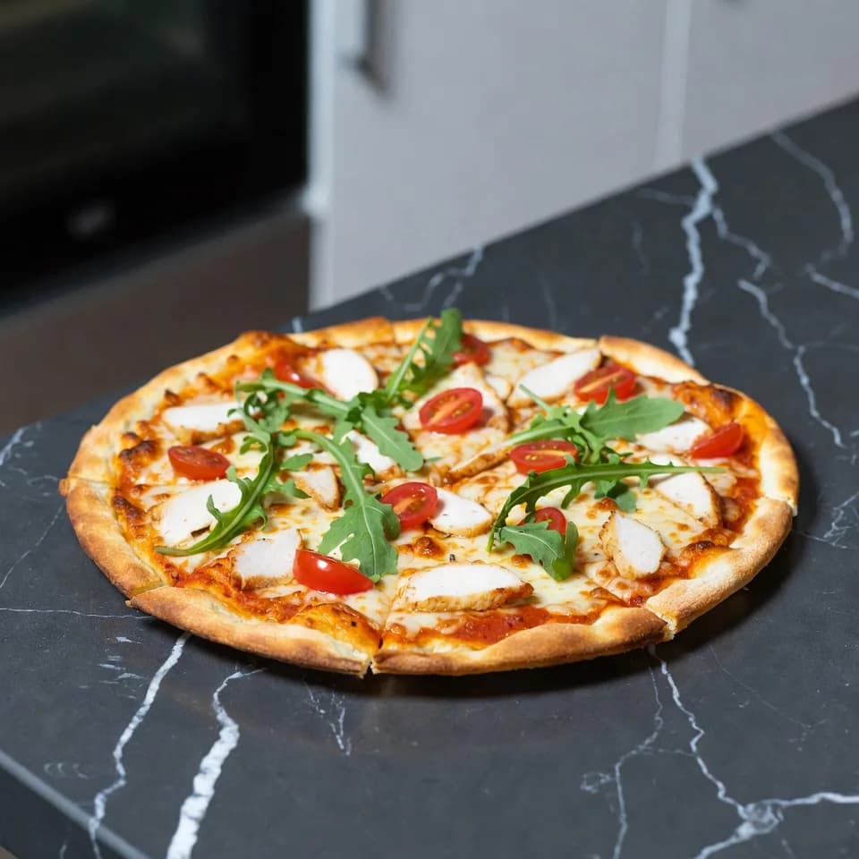 Blomkålspizza med kyckling och mozzarella