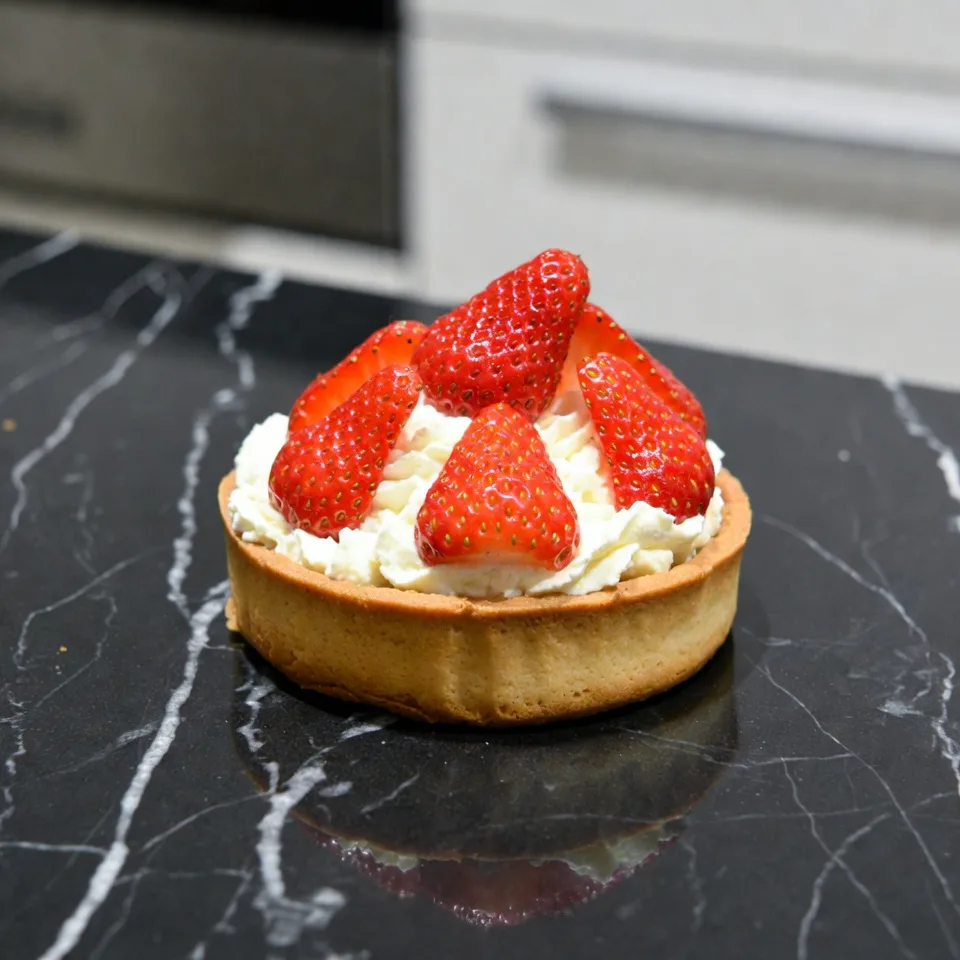 Jordgubbscheesecake-skål med kvarg och granola