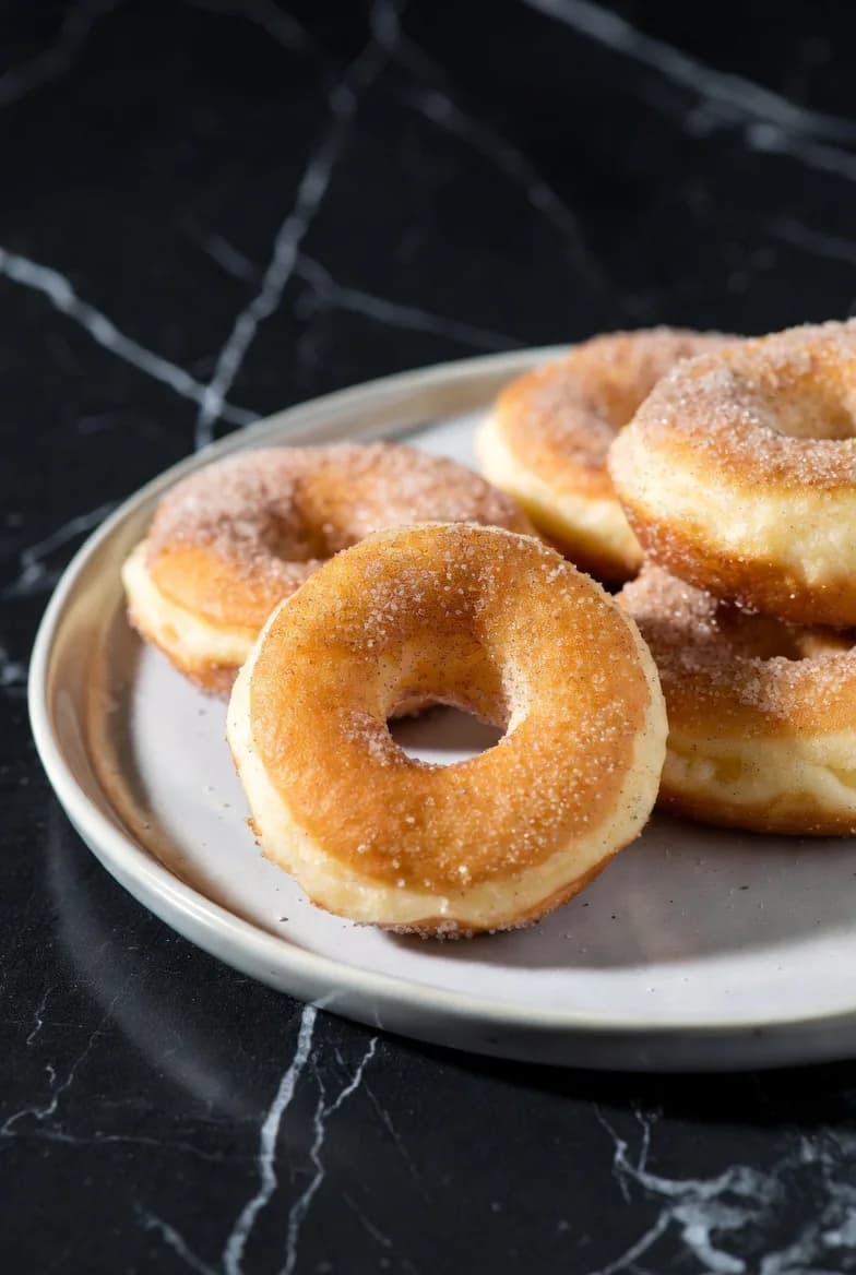 Luftiga donuts i air fryer med vanilj och kanel