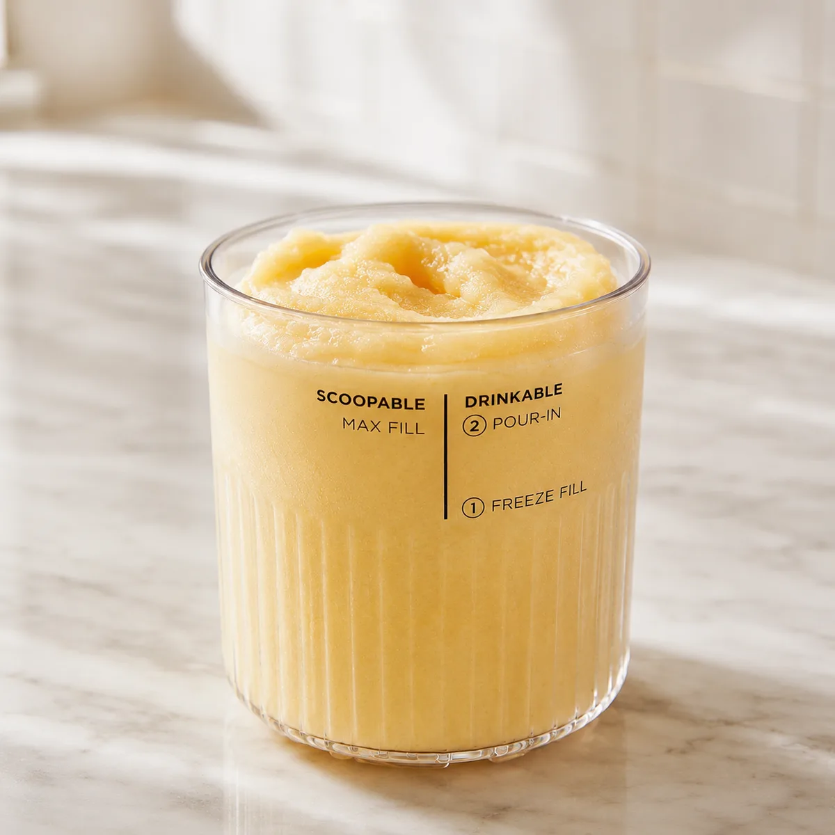 Ninja Creami ananas-sorbet med Clear Whey Orange Pineapple serverad i en glasskål med färska ananasbitar